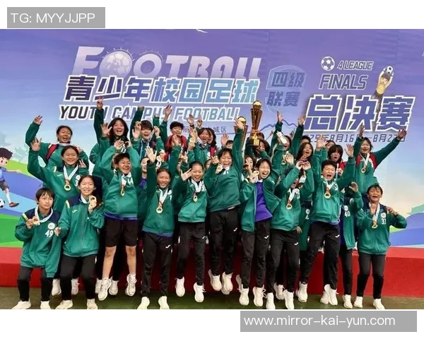 足球明星齐聚一堂共庆盛典精彩瞬间大合照回顾荣耀与友谊的交汇